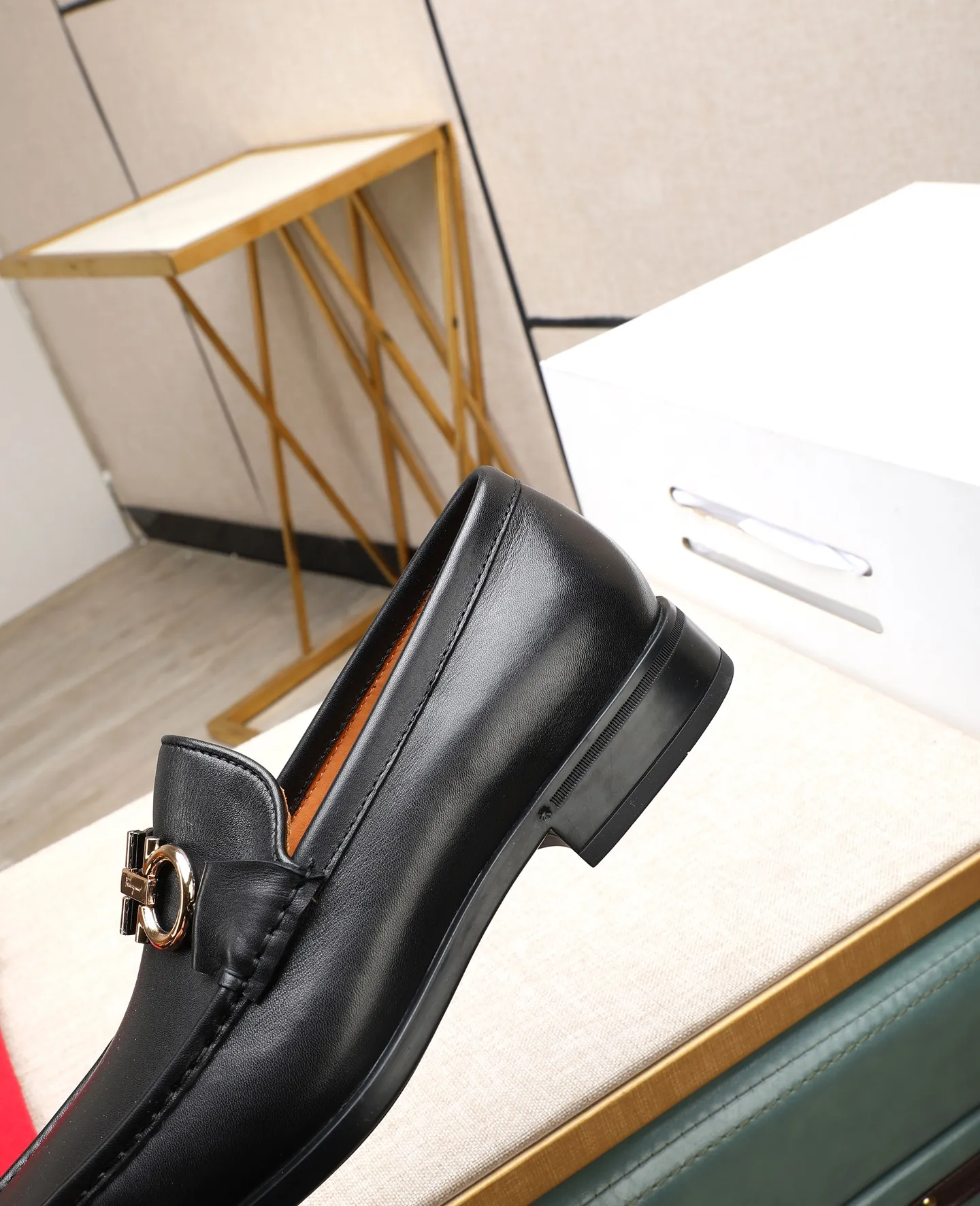 Men's clothing and shoes 💰700📛📛High-end goods! Salvatore Ferragamo is the world's top luxury footwear brand. It comes from Italy, the kingdom of fashion. It is famous all over the world for its traditional handmade design and novel styles... 🚶🏻🚶🏻 Top-quality suit shoes are sold simultaneously at the counter. This style is purely handmade. The fabric is imported Italian calfskin➕soft water-dyed cowhide lining. Specially available with original deep rubber outsole🌀🌀Size: 38➖44